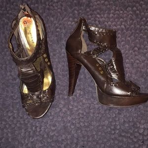 Brown Chinese Laundry open toe heels 👀